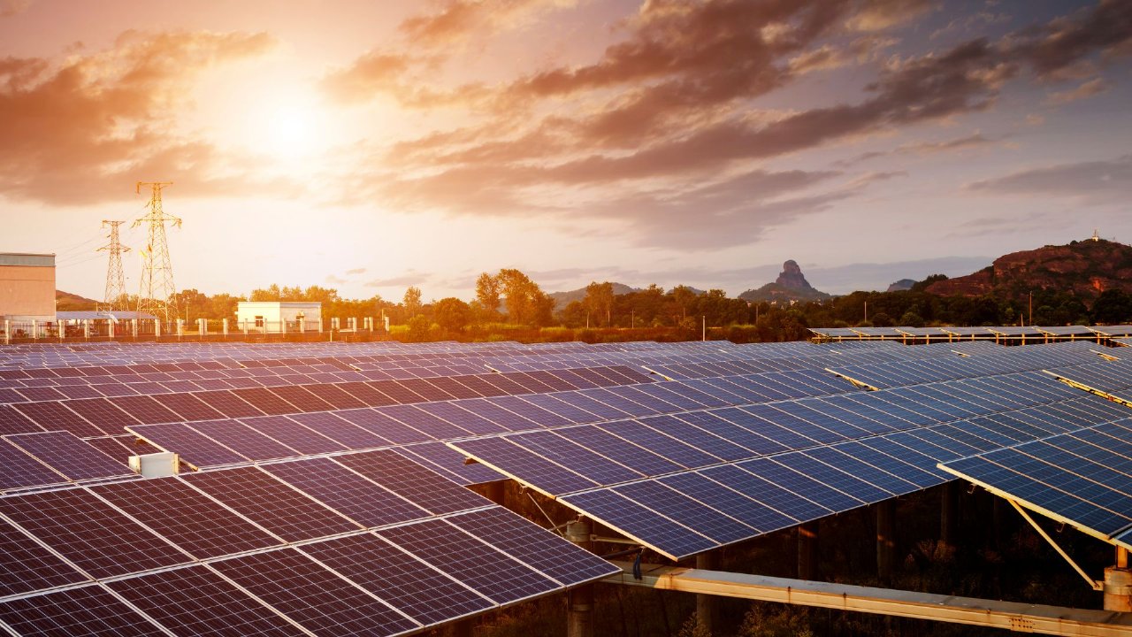 Jak często wykonywać przeglądy fotowoltaiki i dlaczego warto powierzyć je specjalistom z Watbox?